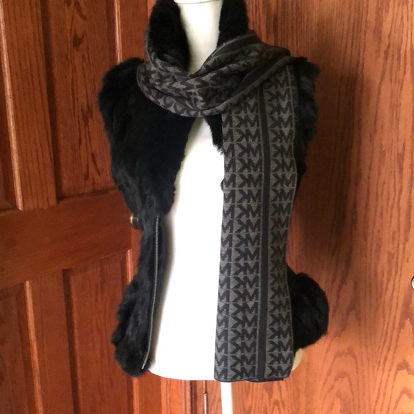 Michael Kors Logo Scarf - Picture 2 of 8